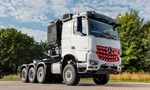 Mercedes-Benz upravil Arocs pre japonský trh. Museli mu znížiť kabínu, aj chladiacu vežu za ňou