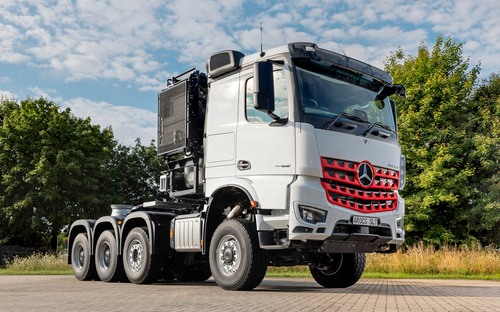 Mercedes-Benz upravil Arocs pre japonský trh. Museli mu znížiť kabínu, aj chladiacu vežu za ňou