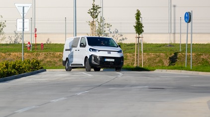 TEST FIAT E-SCUDO CREW CAB L3 - KAŽDODENNÝ PRACANT, KTORÝ ODVEZIE SKORO TONU