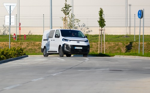 Test Fiat e-Scudo crew cab L3 - každodenný pracant, ktorý odvezie skoro tonu