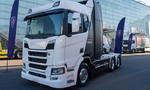 Scania testuje ťahač s dojazdom cez 1000 km. Naftu netankuje