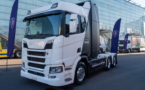 Scania testuje ťahač s dojazdom cez 1000 km. Naftu netankuje