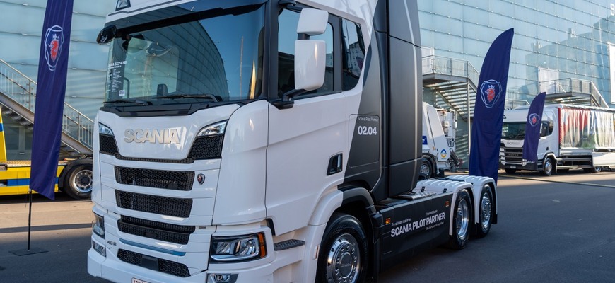 Scania testuje ťahač s dojazdom cez 1000 km. Naftu netankuje