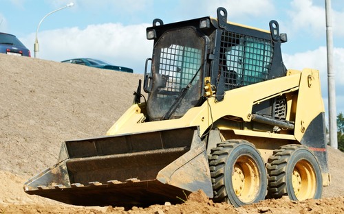 Pásové vs kolesové nakladače: Čo sa viac oplatí na dlhodobý prenájom?