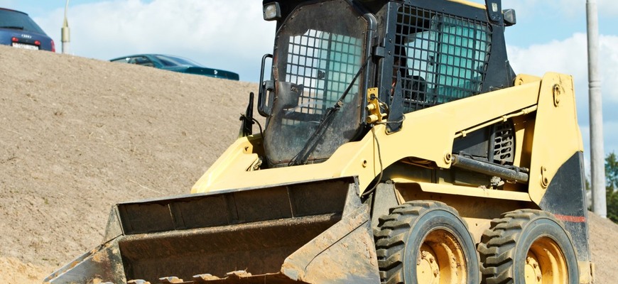 Pásové vs kolesové nakladače: Čo sa viac oplatí na dlhodobý prenájom?