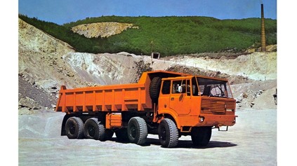 Legendárna Tatra 813 S1 8x8 „Drtikolka“ prekonávala aj vojenský Kolos. Jej motor mal viac ako tonu