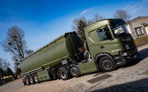 Vojenské cisterny Scania: Česká armáda dostala nové 42-tisíclitrové súpravy