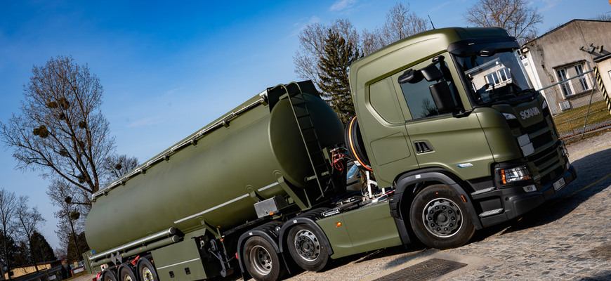 Vojenské cisterny Scania: Česká armáda dostala nové 42-tisíclitrové súpravy