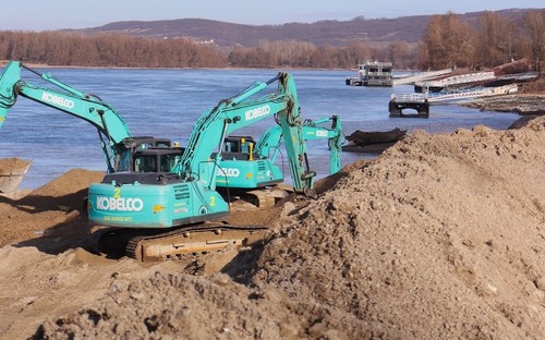 Rýpadlo Kobelco SK210LC – 11E zvládne náročné podmienky komfortne