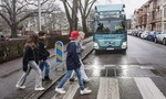 Volvo Trucks zavádza automatické obmedzenie rýchlosti. Vo vybranej zóne auto automaticky spomalí