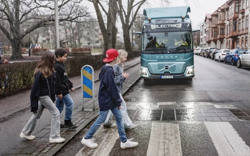 Volvo Trucks zavádza automatické obmedzenie rýchlosti. Vo vybranej zóne auto automaticky spomalí