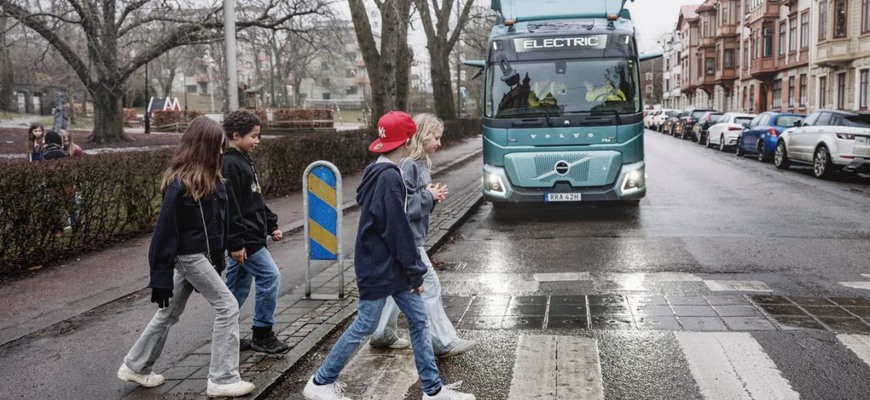 Volvo Trucks zavádza automatické obmedzenie rýchlosti. Vo vybranej zóne auto automaticky spomalí