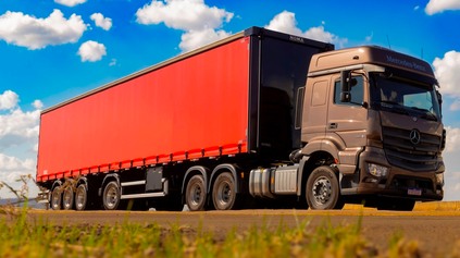 MERCEDES-BENZ PREDSTAVIL DIAĽKOVÝ AXOR PRE EXTRA ŤAŽKÉ NÁVESY. ZVLÁDNE SÚPRAVU S HMOTNOSŤOU 68 T