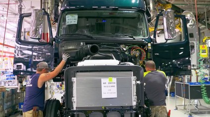 VOLVO VNL: TAKTO SA VYRÁBA VRCHOLNÝ AMERICKÝ MODEL, KTORÝ ZVLÁDA 145 KM ZA HODINU (VIDEO)