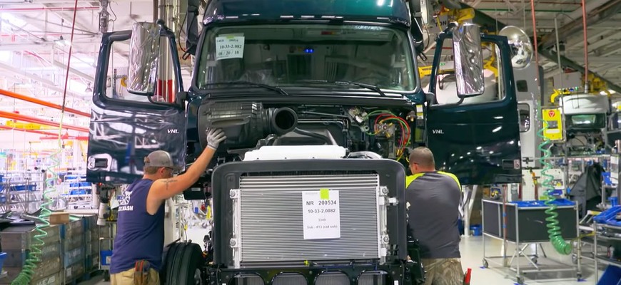 Volvo VNL: takto sa vyrába vrcholný americký model, ktorý zvláda 145 km za hodinu (video)