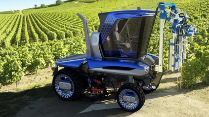 NEW HOLLAND STRADDLE ŠTÚDIA PININFARINA ROBÍ ZO VŠETKÝCH TRAKTOROV ZASTARALÉ STROJE