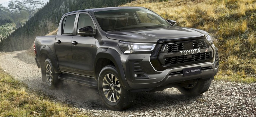 Toyota Hilux GR Sport je nový športovo orientovaný pickup pripomínajúci dakarské úspechy