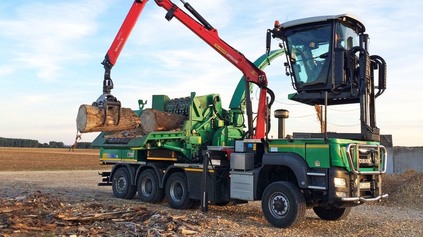 Vyzerá ako transformer: štiepkovač Jenz chrúme stromy pri výrobe biomasy ako tyčinky