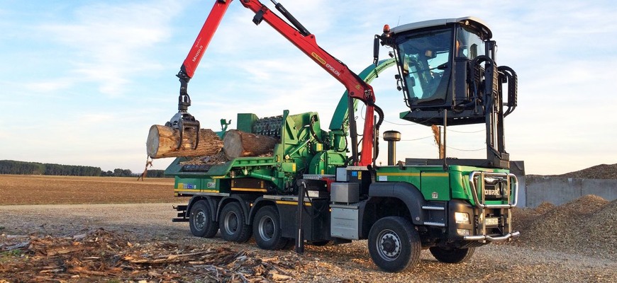 Vyzerá ako transformer: štiepkovač Jenz chrúme stromy pri výrobe biomasy ako tyčinky
