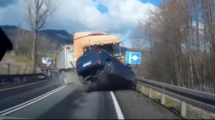 NEZMÔŽETE NIČ! HROZNÁ DOPRAVNÁ NEHODA Z POĽSKA. KAMIÓN TRAFIL AUTÁ V PROTISMERE