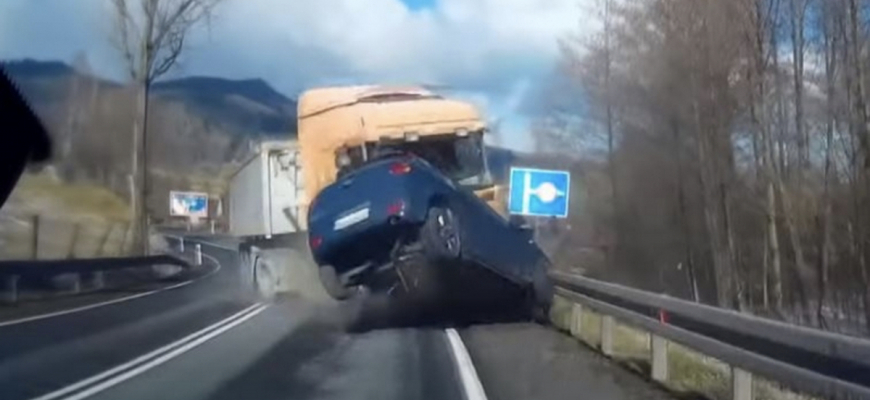 Nezmôžete nič! Hrozná dopravná nehoda z Poľska. Kamión trafil autá v protismere