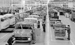 Mercedes-Benz oslavuje. V závode vo Wörthe pred 60 rokmi zmontoval prvé kompletné auto