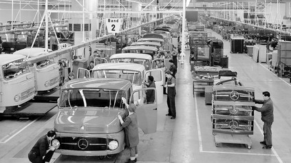 Mercedes-Benz oslavuje. V závode vo Wörthe pred 60 rokmi zmontoval prvé kompletné auto