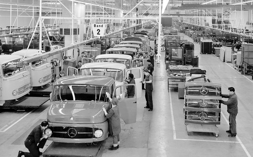 Mercedes-Benz oslavuje. V závode vo Wörthe pred 60 rokmi zmontoval prvé kompletné auto
