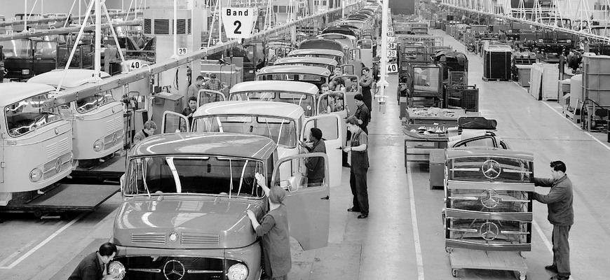 Mercedes-Benz oslavuje. V závode vo Wörthe pred 60 rokmi zmontoval prvé kompletné auto