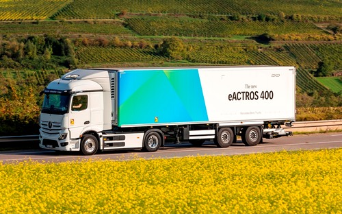 Mercedes-Benz ukázal nový eActros 400. Odvezie viac, než eActros 600