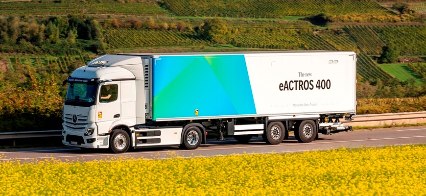 Mercedes-Benz ukázal nový eActros 400. Odvezie viac, než eActros 600