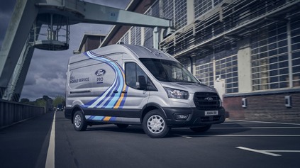 FORD TRANSIT 2024 BUDÚ KURIÉRI MILOVAŤ. VYPNE MOTOR, ZAPNE VÝSTRAŽNÍKY, OTVORÍ DVERE...