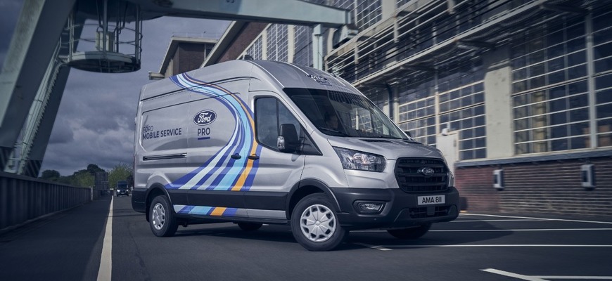 Ford Transit 2024 budú kuriéri milovať. Vypne motor, zapne výstražníky, otvorí dvere...