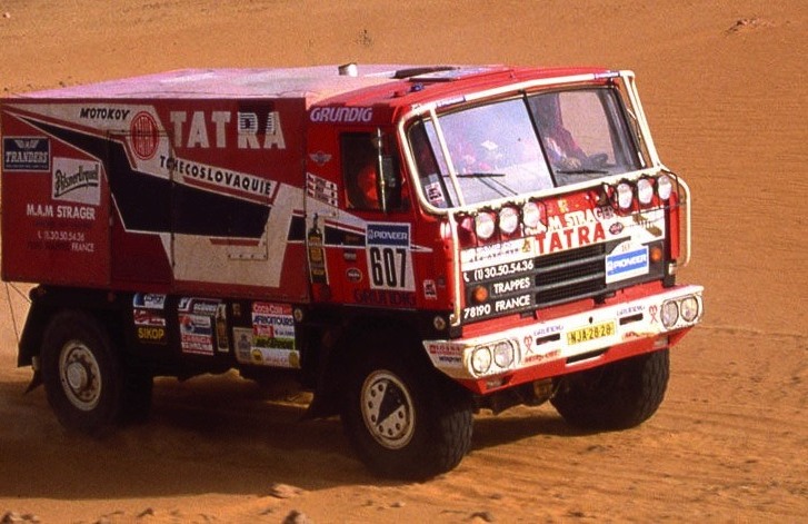 VÍŤAZNÁ TATRA 815 4X4 MALA PRED 36 ROKMI 408 KONÍ. DNEŠNÉ DAKARSKÉ TATRY MAJÚ SKORO TROJNÁSOBOK