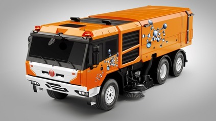 Kedysi hlučná Praga S5T, dnes tichá vodíková Tatra Phoenix. Ulice zametie potichu a ekologicky