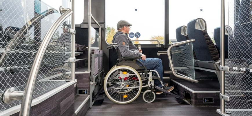 Setra ukazuje ako vyzerá bezpečný prevoz vozíčkarov. V jej autobusoch majú špeciálne miesto