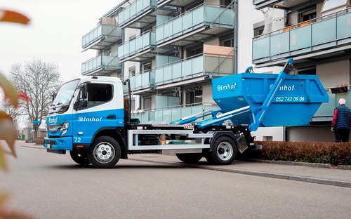 Elektrické Fuso eCanter už vozí aj kontajner. Výhodou je aj pohon jeho príslušenstva