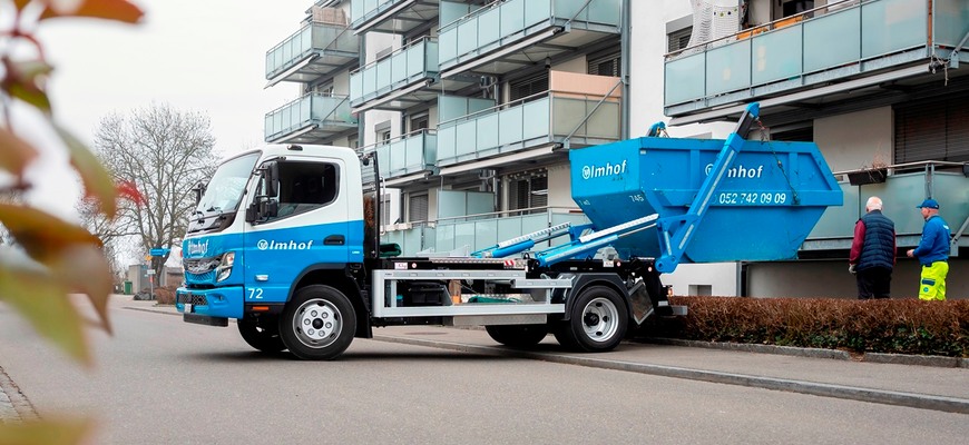 Elektrické Fuso eCanter už vozí aj kontajner. Výhodou je aj pohon jeho príslušenstva