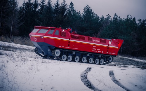 Obojživelný pásový transportér Kalan odvezie pri evakuácii naraz až 80 zachránených osôb