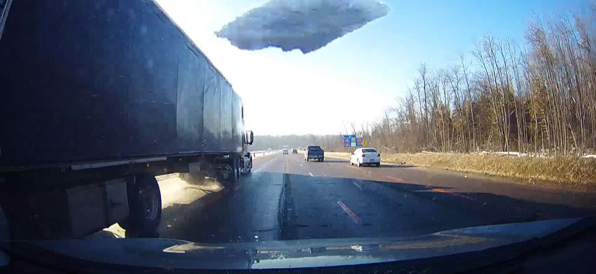 Padajúci ľad z kamiónov: Prečo na to vodiči kašlú?