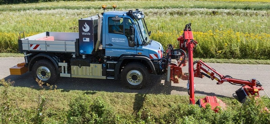 Mercedes-Benz predstavil Unimog na vodíkový pohon. Priame spaľovanie vodíka má vraj budúcnosť