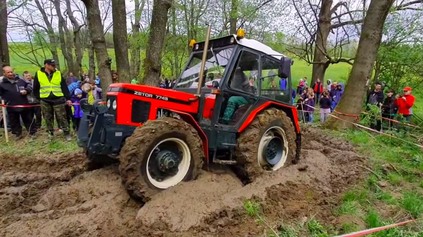 Blato, že by ste do neho Jeep nevyhnali, je pre traktory obvykle len ľahký kúpeľ (video)