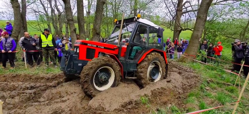 Blato, že by ste do neho Jeep nevyhnali, je pre traktory obvykle len ľahký kúpeľ (video)