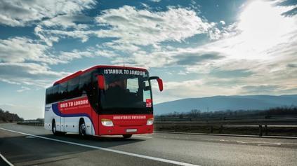 NAJDLHŠIA AUTOBUSOVÁ LINKA NA SVETE PRECHÁDZA AJ SLOVENSKOM! MÁ 12-TISÍC KILOMETROV A TRVÁ 56 DNÍ