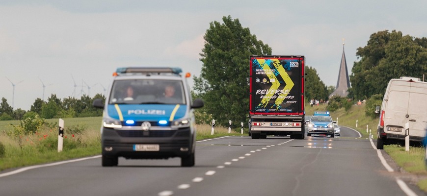 Vyšlo to, elektrický Mercedes-Benz má rekord. Cúval po verejných cestách viac ako 30 kilometrov