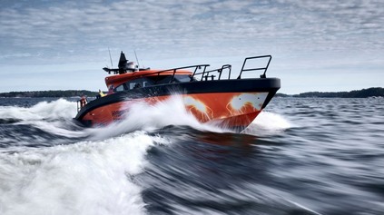 HYBRIDY MIERIA NA MORE. HYBRIDNÝ RÝCHLOSTNÝ ČLN  S MOTORMI SCANIA V8 LETÍ PO HLADINE STOVKOU