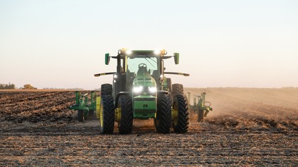 John Deere chce čoskoro začať vyrábať plne autonómny traktor