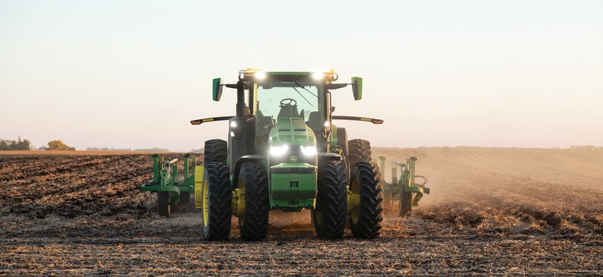 John Deere chce čoskoro začať vyrábať plne autonómny traktor