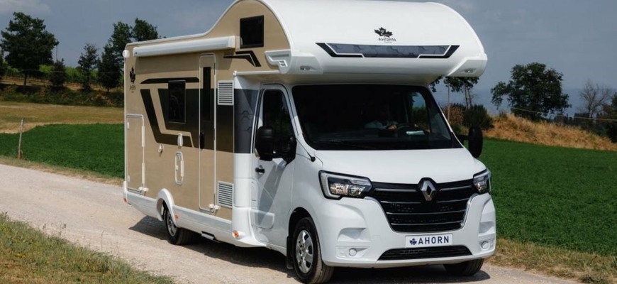 Obytná dodávka dnes ponúka až nečakaný luxus. Nahliadnime do obytného Renaultu Master