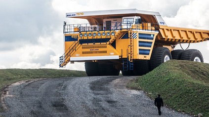 NAJVÄČŠIE AUTO NA SVETE POHÁŇA ŠESŤ MOTOROV A POTREBUJE NÁDRŽE NA 5600 LITROV NAFTY